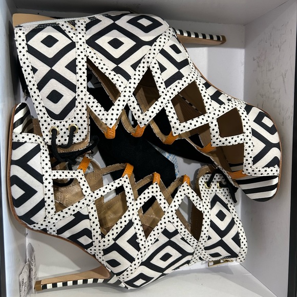 ⬇️PRICE 💐 Alejandra G - Black and White Bootie Heel - Size 37 - Picture 9 of 12